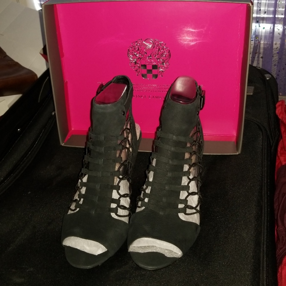 Brand NEW Vince Camuto "Evel" Leather Sandal